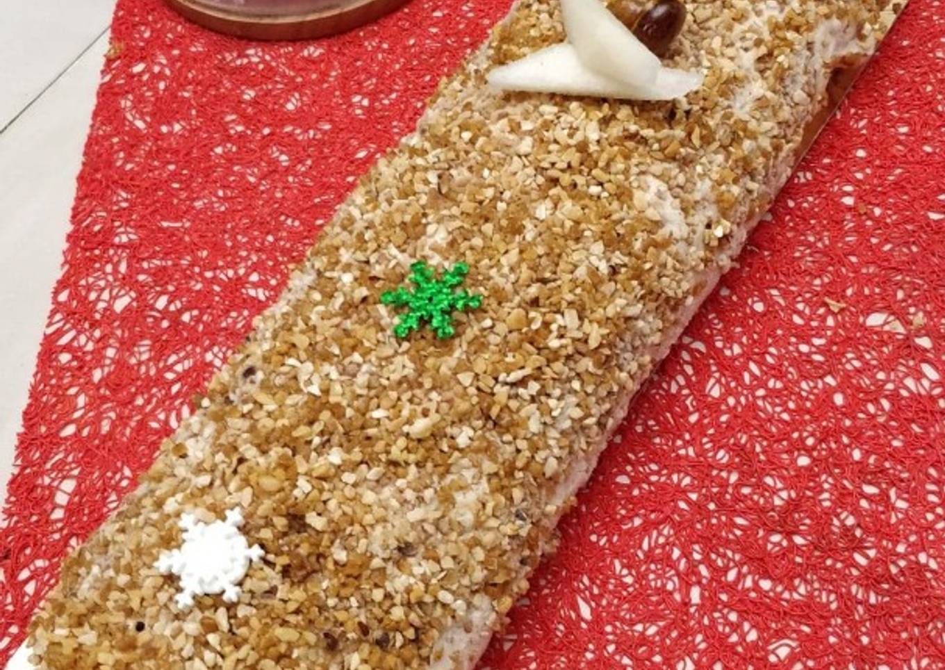 Biscuit roulé aux amandes, mousse de praliné et poires fraîches