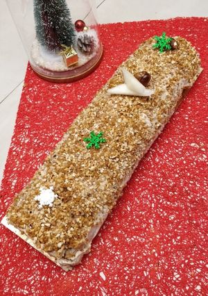 Une photo de Biscuit roulé aux amandes, mousse de praliné et poires fraîches