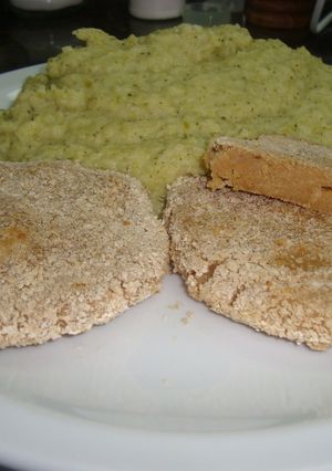 Una foto de Milanesas de soja con puré de Brocolis