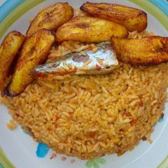 A picture of Fried plantains and jollof rice.