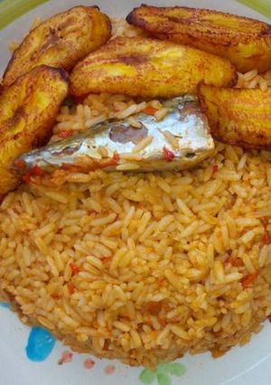 A picture of Fried plantains and jollof rice.