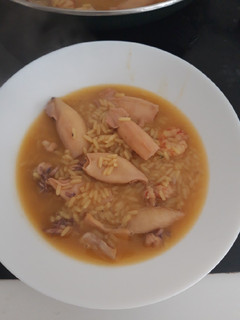 Una foto de Arroz caldoso con chipirones y gambas