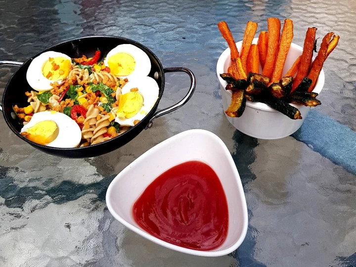 Recipe Veg Pasta with Egg and flavoured bacon bits carrot chips + Dip the Delicious Really delicious
