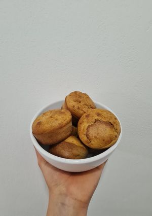 Una foto de Muffins integrales de banana y Dulce de leche 🍌