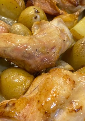 Una foto de Conejo al ajillo en horno 😋