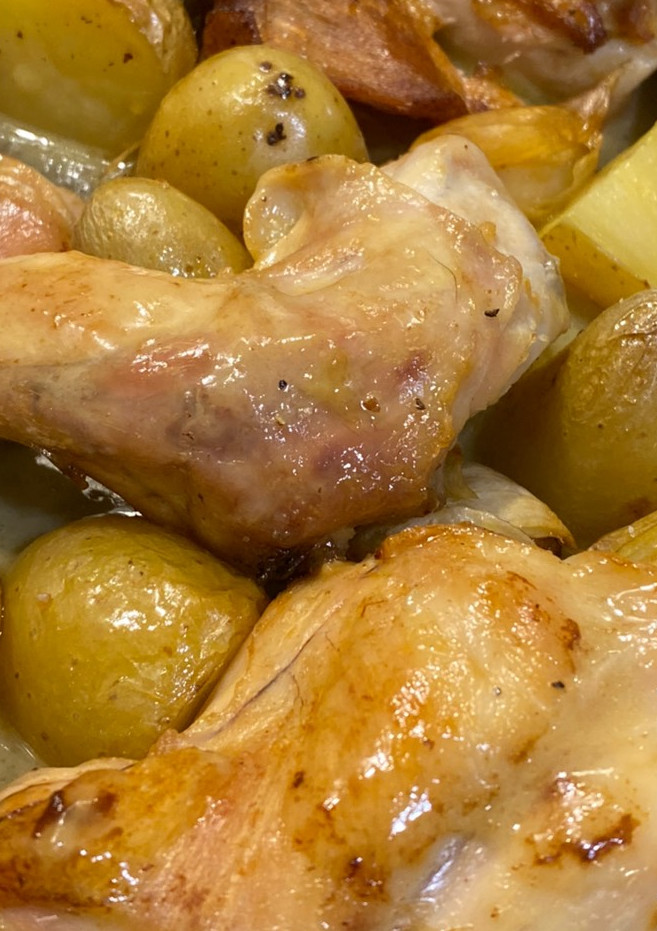 Una foto de Conejo al ajillo en horno 😋