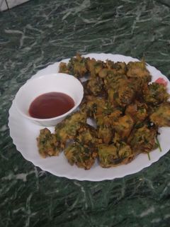हरे प्याज़ के पकौड़े (Hare pyaz ke pakode recipe in Hindi) रेसिपी मुख्य फोटो