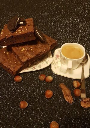 Une photo de Brownie aux noisettes, noix de pequant et oreo