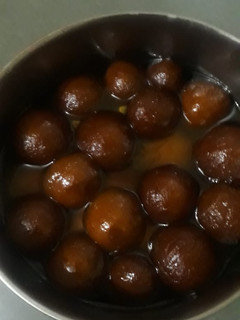 A picture of Gulab jamun.