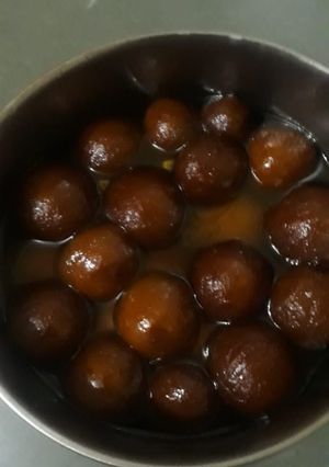 A picture of Gulab jamun.