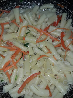 Una foto de Wok de pasta y vegetales 🍜
