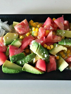 Una foto de Ensalada de aguacate con aderezo
