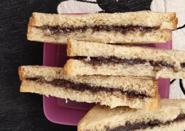 Step-by-Step Guide to Prepare Speedy Chocolate peanut butter sandwich