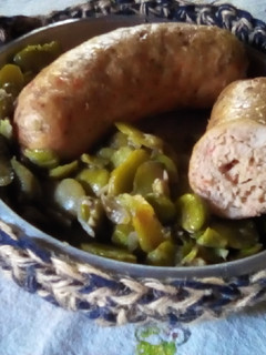 Una foto de Chorizos de pollo con habas salteadas 🐥💚