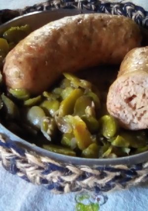 Una foto de Chorizos de pollo con habas salteadas 🐥💚