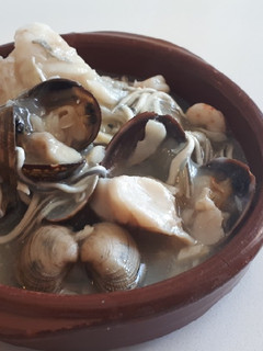 Una foto de Pescada morena con almejas, gambas, gulas😋🤗