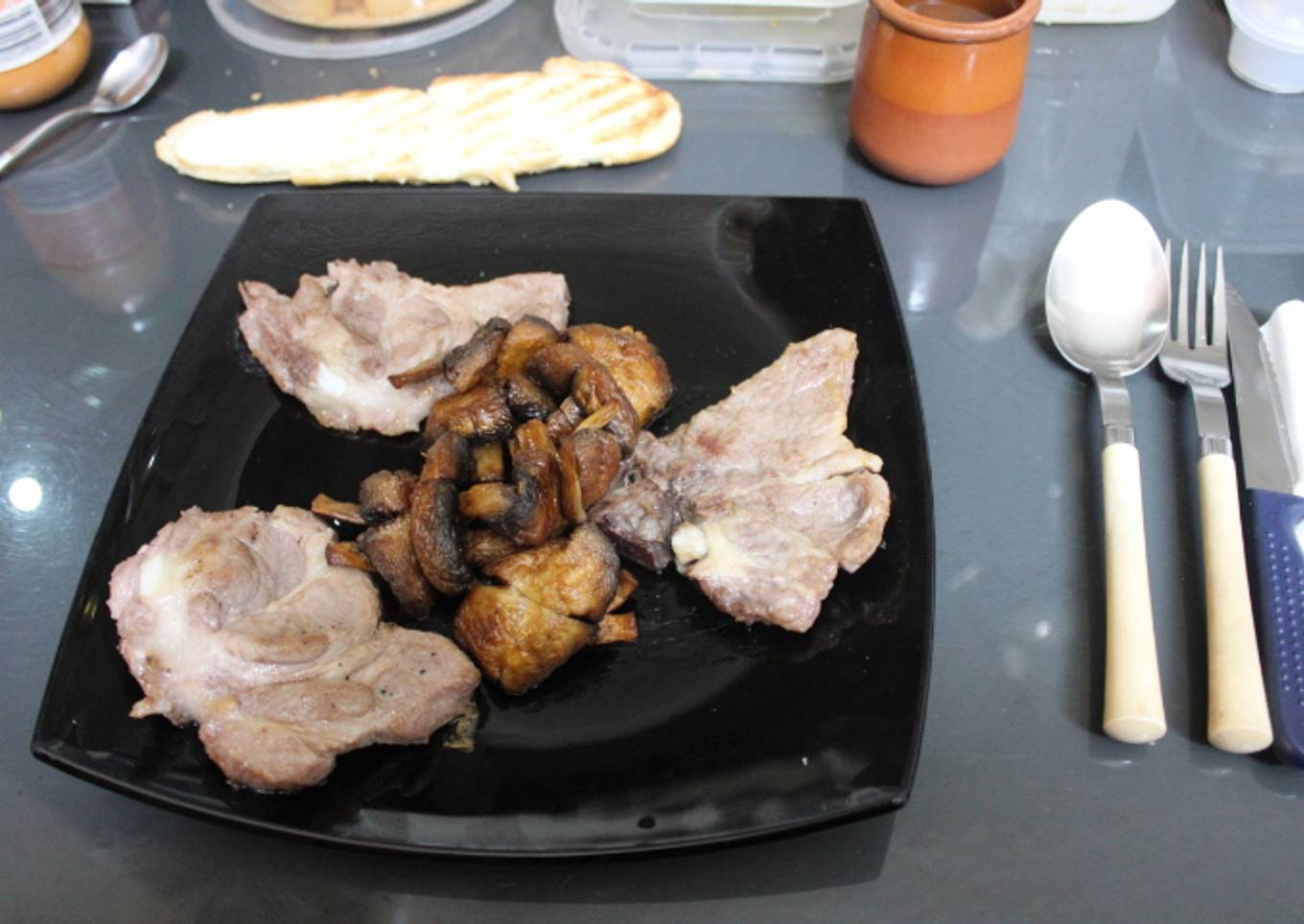 Chuletas de cerdo con champiñones fritos sin aceite