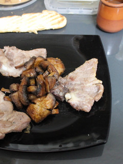 Una foto de Chuletas de cerdo con champiñones fritos sin aceite