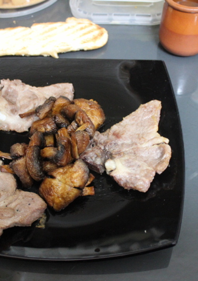 Una foto de Chuletas de cerdo con champiñones fritos sin aceite