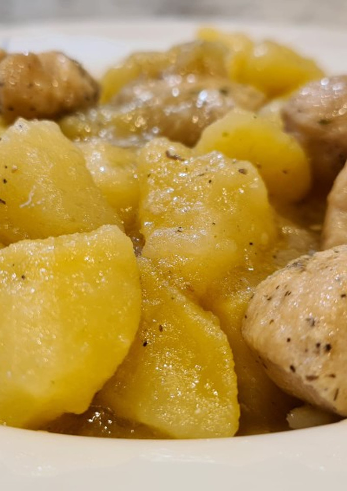 Una foto de Dados de pollo con papas