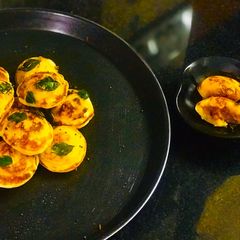 A picture of Stuffed Suji Appam.