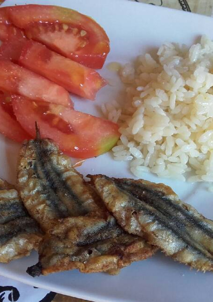 Una foto de Boquerones fritos con arroz y tomate fresco