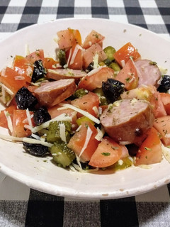 Una foto de Ensalada de salchicha ahumada con tomate, ciruelas secas y pepinillos