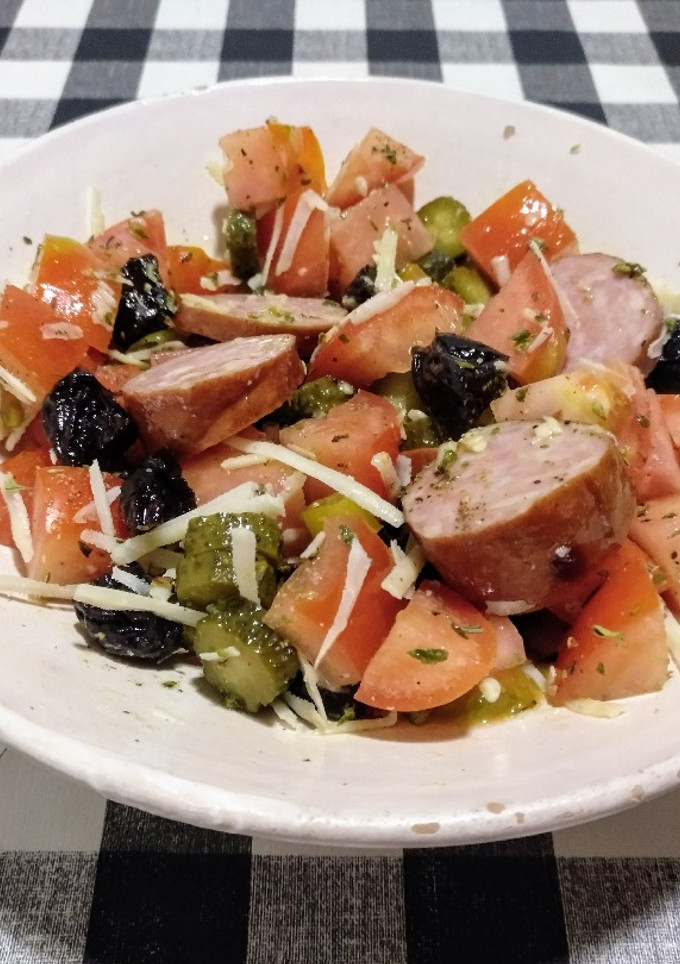 Una foto de Ensalada de salchicha ahumada con tomate, ciruelas secas y pepinillos