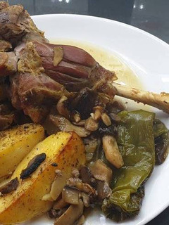 Una foto de Asado de cordero con setas y hierbas provenzales