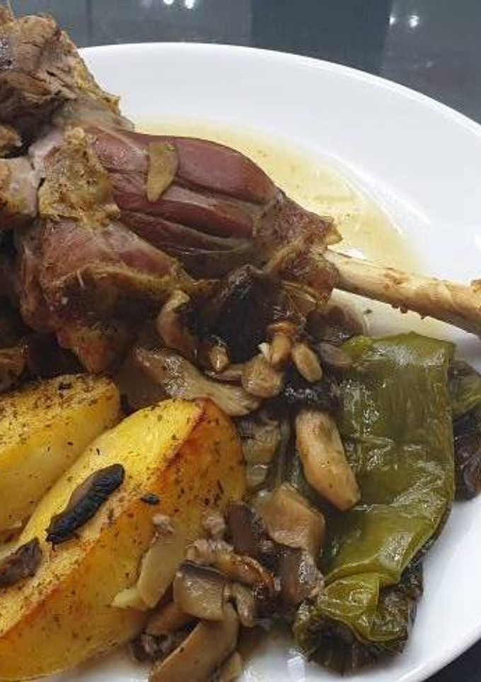 Una foto de Asado de cordero con setas y hierbas provenzales
