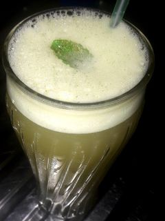 Una foto de Limonada con hierbabuena 🌿🍋