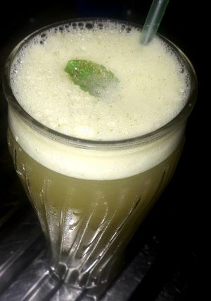 Una foto de Limonada con hierbabuena 🌿🍋