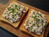 Швидкі Грінки з тунцем, яйцями та маринованими огірками