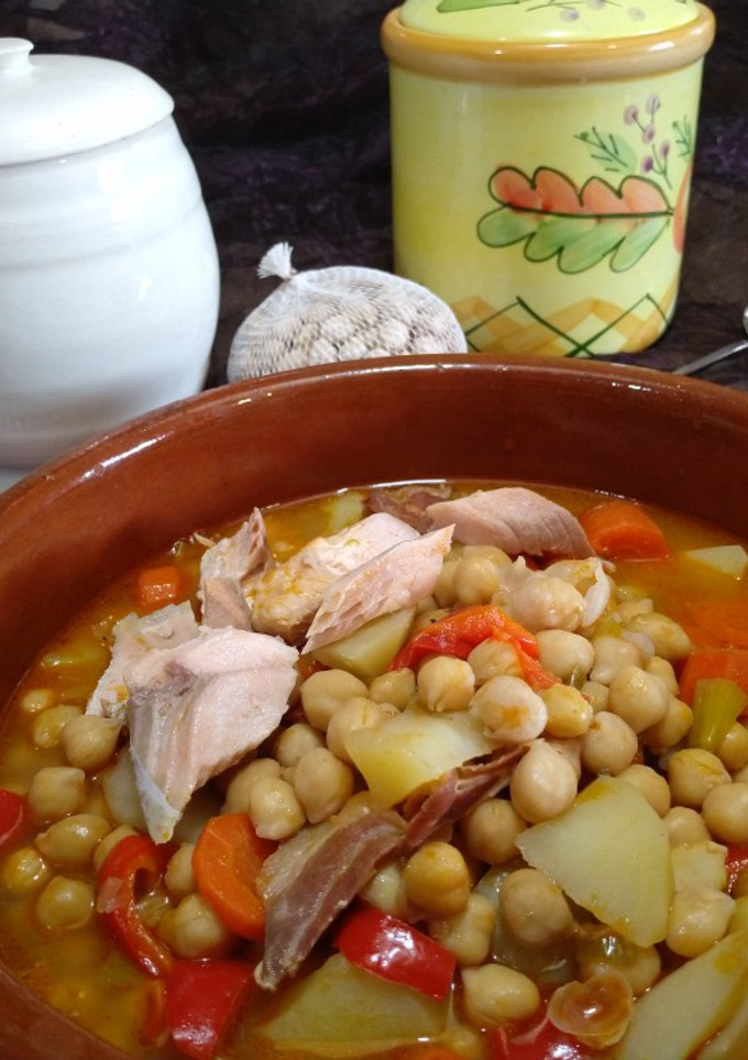 Una foto de Garbanzos con salmón