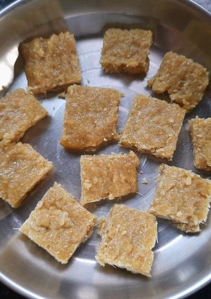 आलेपाक (aale pak recipe in marathi) रेसिपी चे मुख्य फोटो 