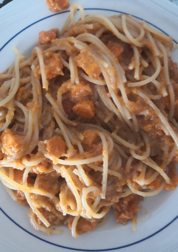 Una foto de Espaguetis con zanahoria y queso añejo