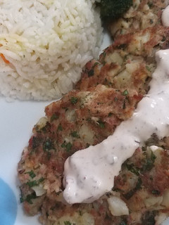Una foto de Tortitas de papa y atún 😋