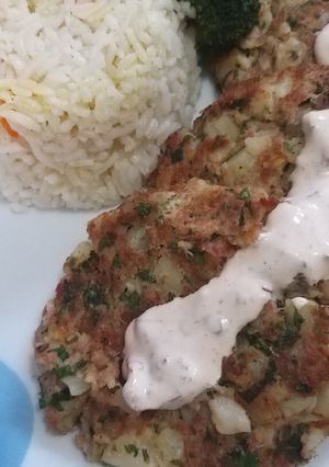 Una foto de Tortitas de papa y atún 😋