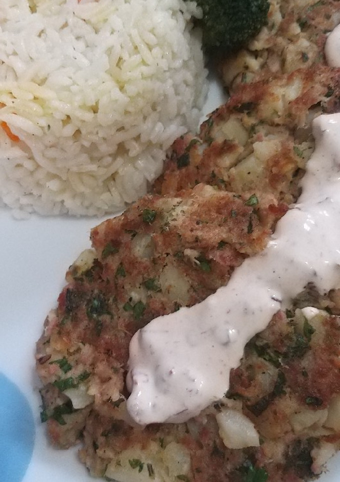 Una foto de Tortitas de papa y atún 😋