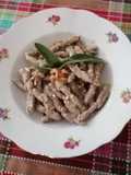 Maccheroni integrali al ferretto con noci e salvia