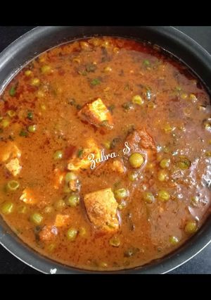 A picture of Matar Paneer.