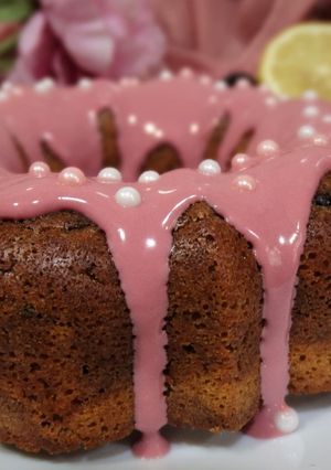 Una foto de Bizcocho de limón y moras con chocolate Rubí