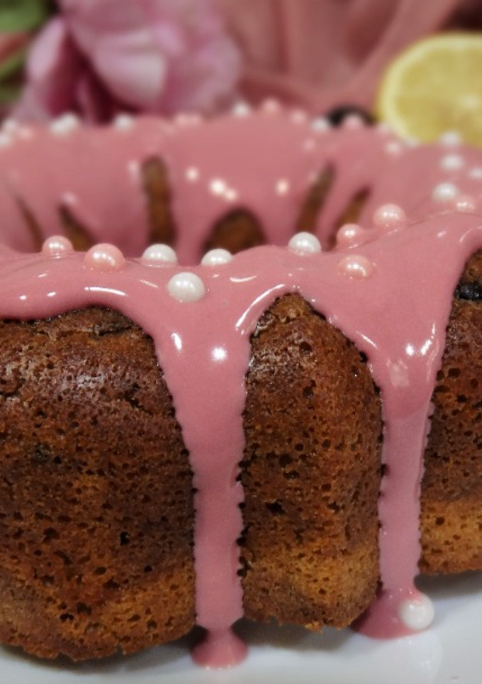 Una foto de Bizcocho de limón y moras con chocolate Rubí
