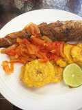 Guabina Frita & Entomatado con Patacones