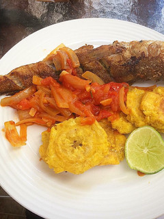 Una foto de Guabina Frita & Entomatado con Patacones