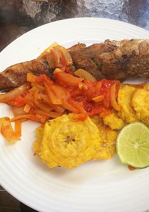Una foto de Guabina Frita & Entomatado con Patacones