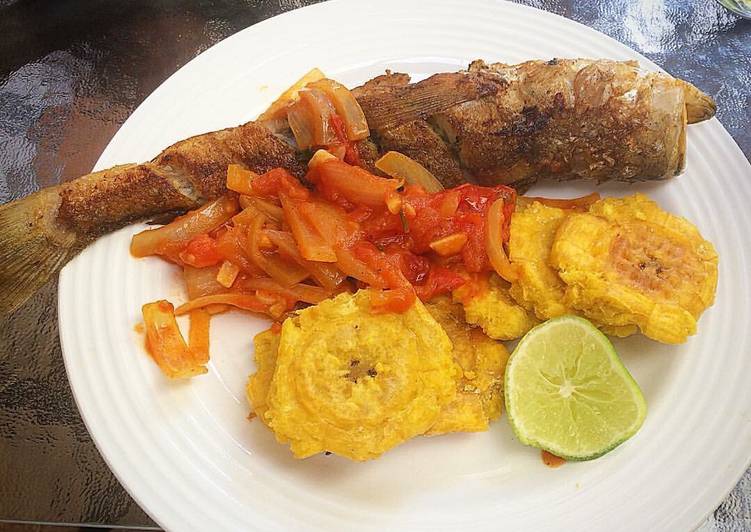 Guabina Frita & Entomatado con Patacones Receta de carunovi Cookpad