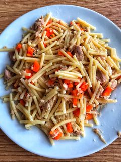 Una foto de Fideos con zanahoria y atún 🐟🥕