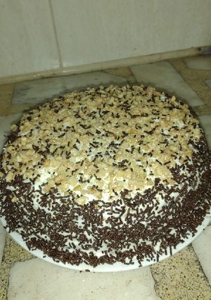 Una foto de Torta de rellena de dulcelate con nueces y mousse de frutilla 😋