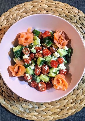 Une photo de Salade fraîcheur aux roses de saumon fumé